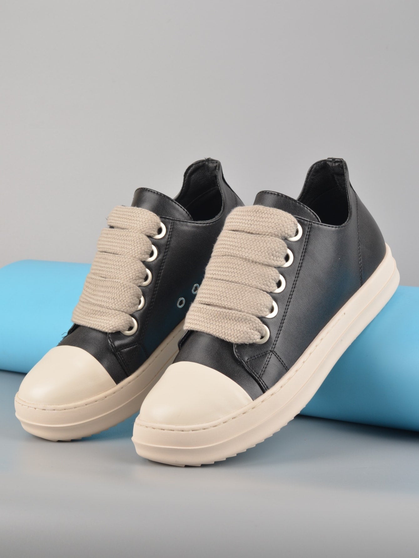 Men's Strap Flat Casual Sports Shoes With Laces And Low Cut Design