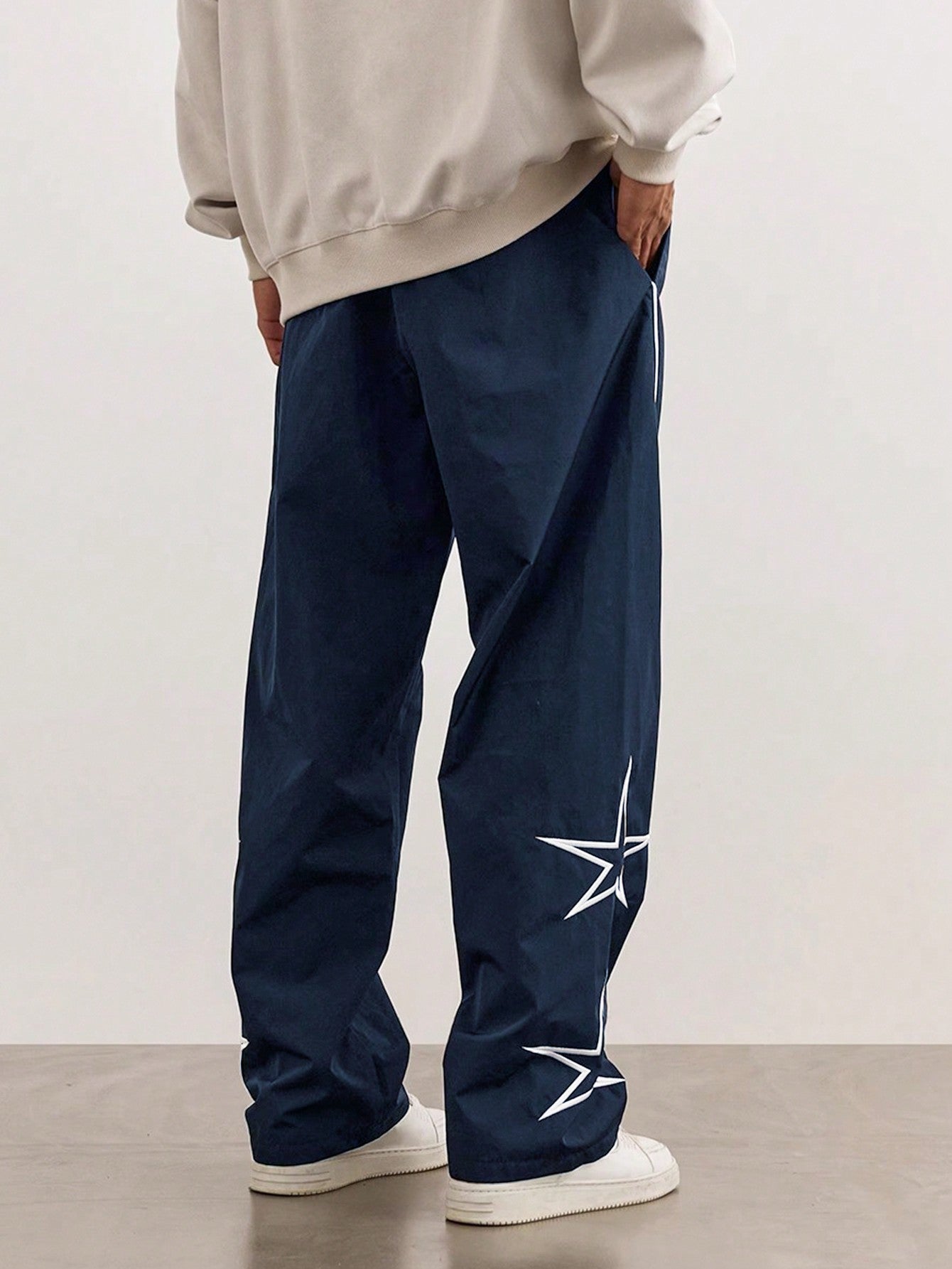 Men Loose Embroidery Star Pattern Contrast Piping Pants