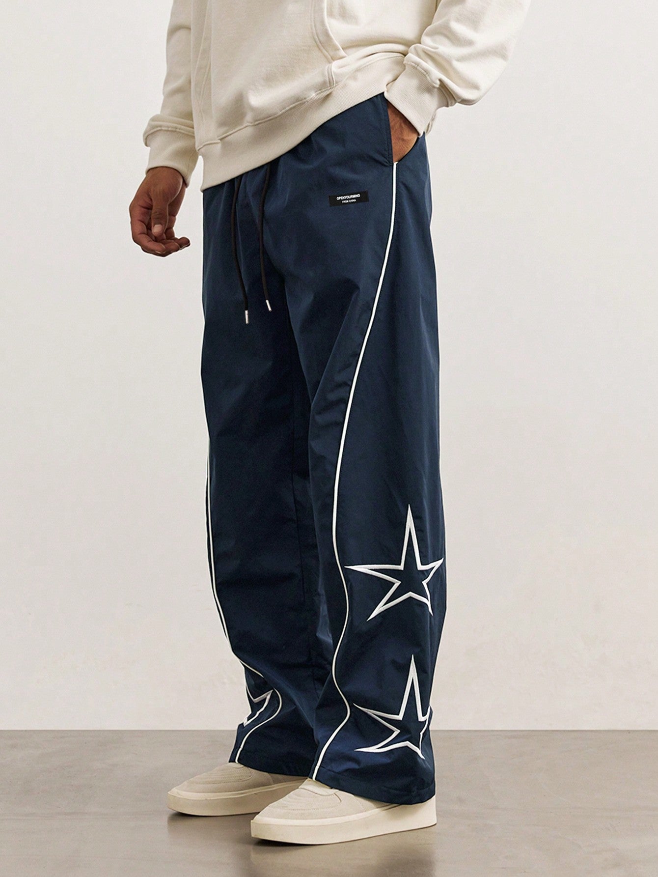 Men Loose Embroidery Star Pattern Contrast Piping Pants